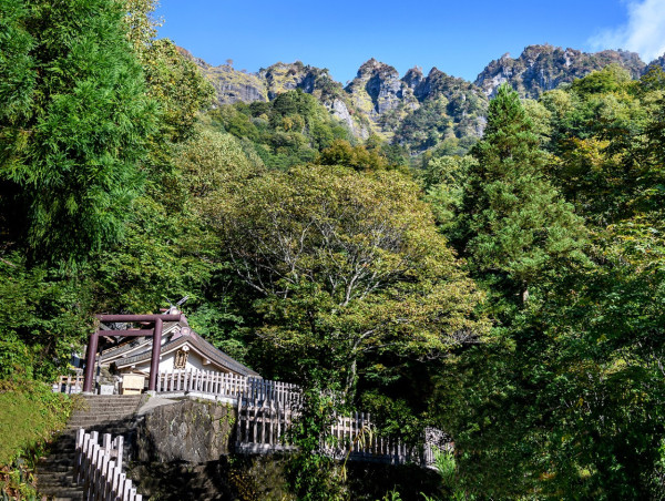 日本打卡景點被玩爛！長野戶隱神社怒封山：遊客隨處便溺、亂棄冰爪、絕景淪流動廁所 