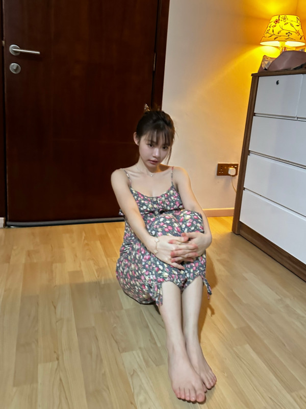 林明禎吊帶小背心難掩32D威力逼到爆！自貼拉伸片段晒裸足震撼網民眼球