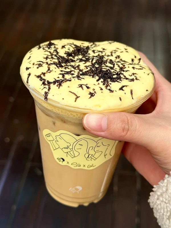 喜茶「黑松露炒蛋英紅」話題新品登場！鹹奶蓋＋布甸還原茶餐廳炒蛋／1招免費拎贈品 (即睇指定分店)