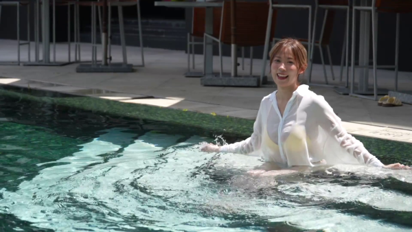 波波鏡頭前首度背部全裸浸牛奶浴一絲不掛 螢幕大犧牲挑戰電視尺度極限