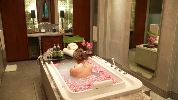 波波鏡頭前首度背部全裸浸牛奶浴一絲不掛 螢幕大犧牲挑戰電視尺度極限