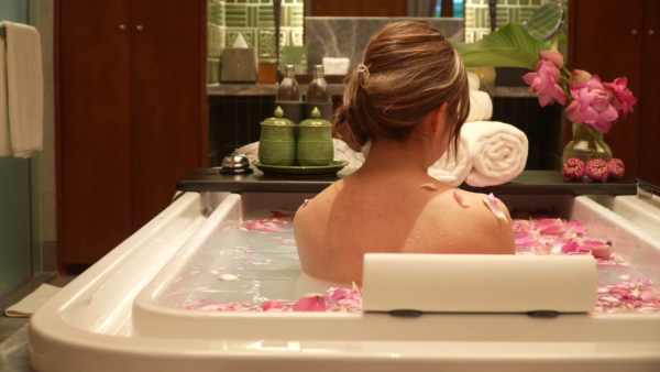 波波鏡頭前首度背部全裸浸牛奶浴一絲不掛 螢幕大犧牲挑戰電視尺度極限