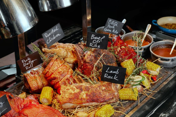 尖沙咀港威酒店自助餐買一送一！人均$251起 任食龍蝦鉗/大蝦/雪蟹腳/烤西冷牛肉/烤豬肋骨