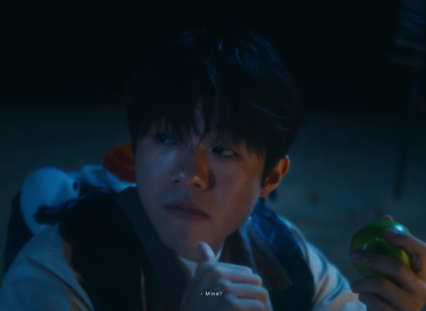 照片來源:YouTube Ian《悲觀主義》MV 照片來源:YouTube Ian《悲觀主義》MV