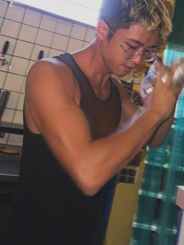 31歲男藝人IG晒恐怖燒傷驚見傷勢嚴重！佈滿血痕險毀容僅留一字惹網民擔心