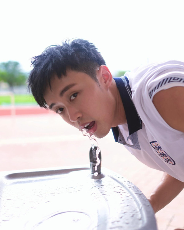 31歲男藝人IG晒恐怖燒傷驚見傷勢嚴重！佈滿血痕險毀容僅留一字惹網民擔心