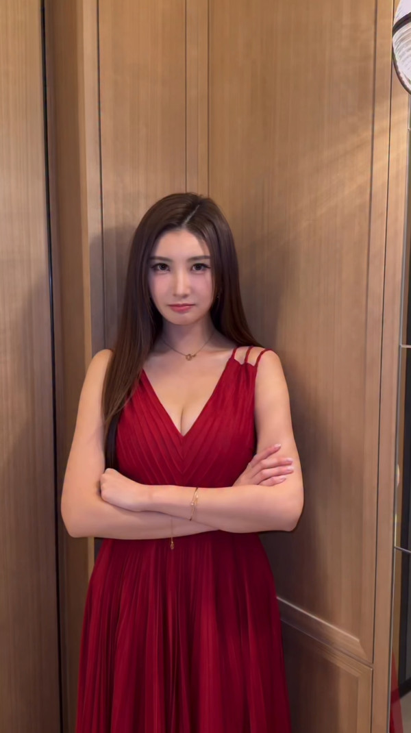 沈殷怡超Deep V跳撒嬌舞「晃動」狂震 紅色低胸戰衣晒5吋事業線極震撼