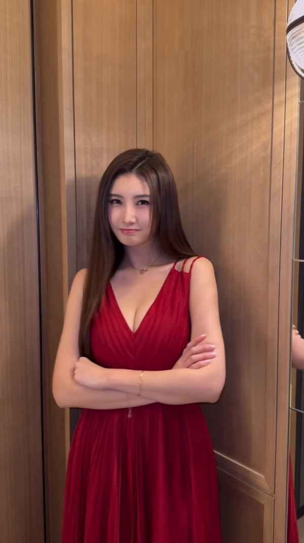 沈殷怡超Deep V跳撒嬌舞「晃動」狂震 紅色低胸戰衣晒5吋事業線極震撼