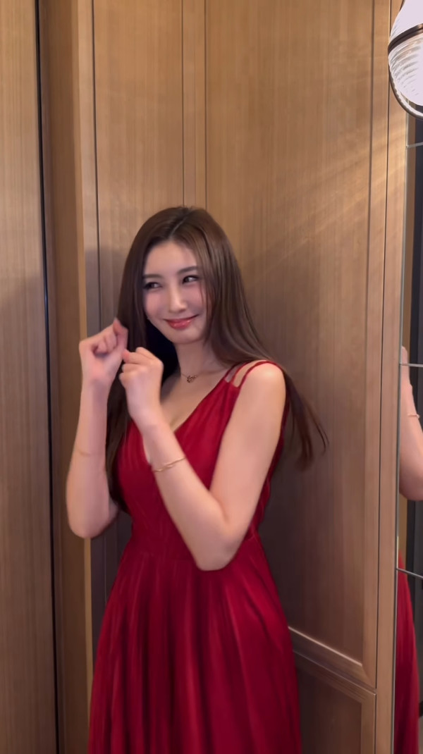 沈殷怡超Deep V跳撒嬌舞「晃動」狂震 紅色低胸戰衣晒5吋事業線極震撼