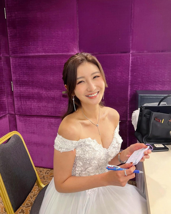 沈殷怡超Deep V跳撒嬌舞「晃動」狂震 紅色低胸戰衣晒5吋事業線極震撼