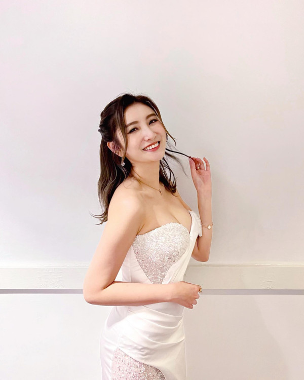 沈殷怡超Deep V跳撒嬌舞「晃動」狂震 紅色低胸戰衣晒5吋事業線極震撼