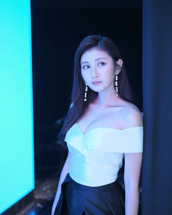 沈殷怡超Deep V跳撒嬌舞「晃動」狂震 紅色低胸戰衣晒5吋事業線極震撼