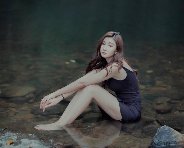 沈殷怡超Deep V跳撒嬌舞「晃動」狂震 紅色低胸戰衣晒5吋事業線極震撼