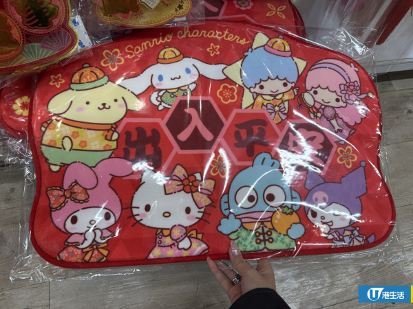 DAISO新年必買Sanrio揮春/利是封低至$7.9！水怪/Kuromi化身財神登場