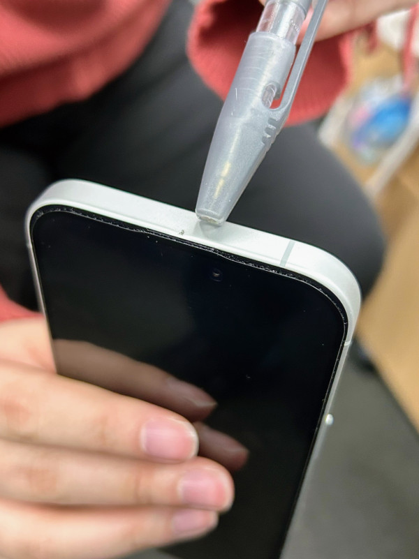 港女買 iPhone 17 加購零售商保養中伏 貴過 AppleCare+ 爆機都不受保？苦主嬲爆：成個過程當你狗咁X