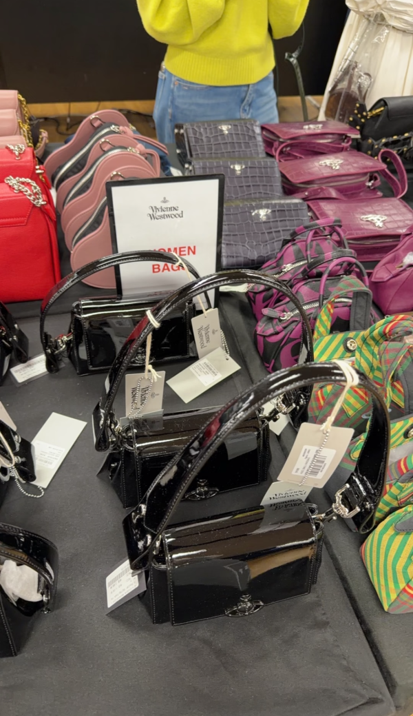 Vivienne Westwood心形手袋、餃子袋都有優惠。圖片來源：小紅書Vivienne Westwood心形手袋、餃子袋都有優惠。圖片來源：小紅書