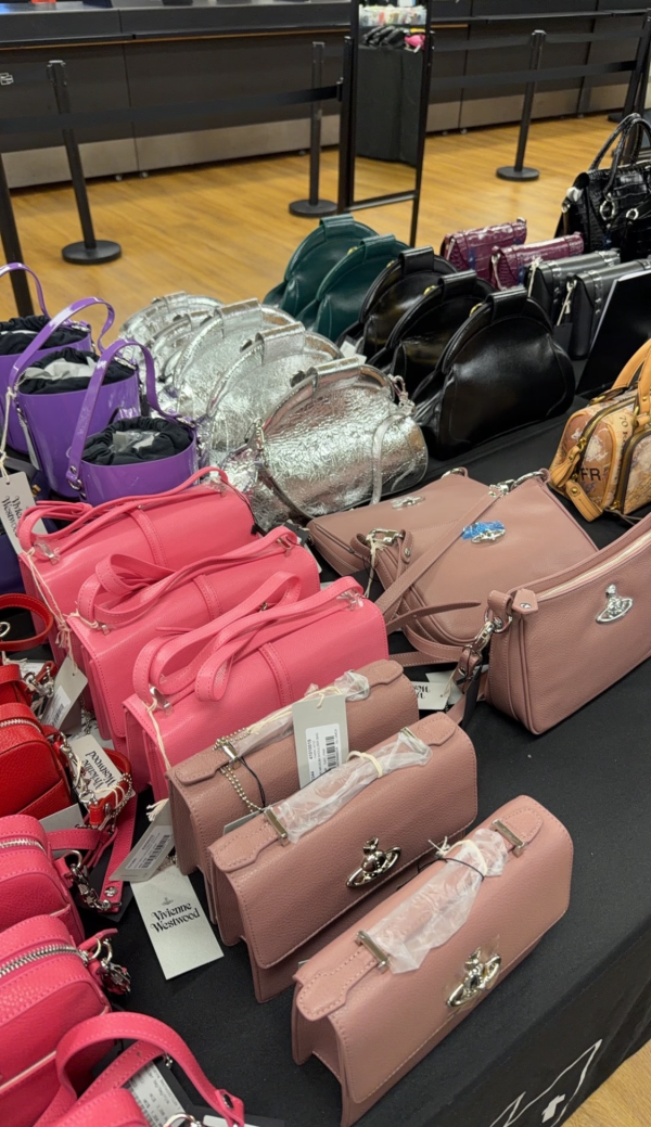 Vivienne Westwood心形手袋、餃子袋都有優惠。圖片來源：小紅書