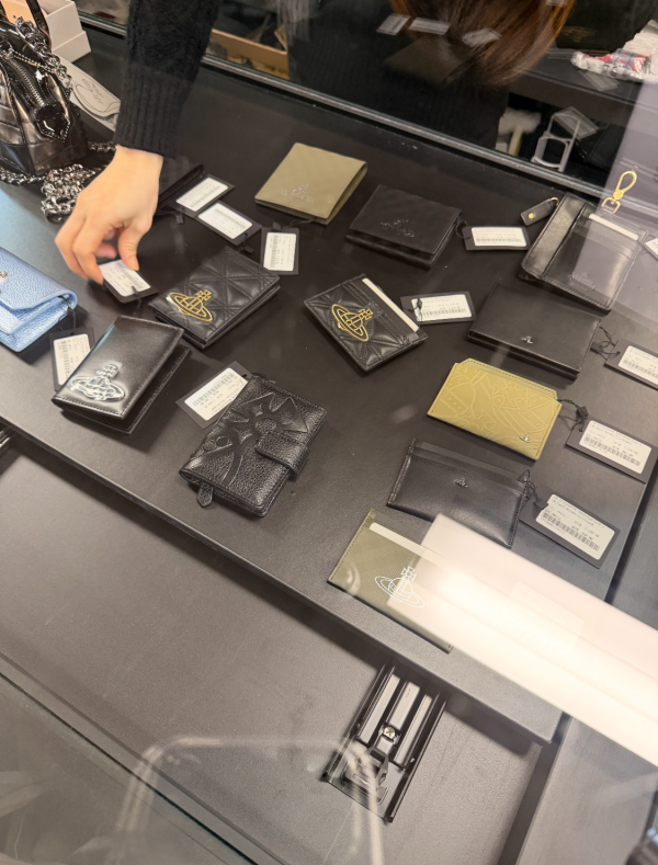 同場還有Vivienne Westwood時尚配件。圖片來源：小紅書