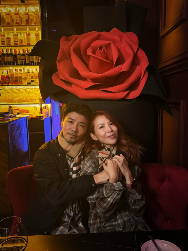 前TVB視后結婚18年曾被批女尊男卑！當眾錫錫罕有高調放閃：互相忍咗對方18年