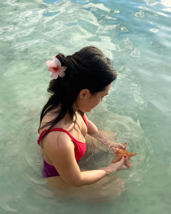 鍾麗緹28歲大女惹火解放泳衣極限邊緣 三點式「包唔住」澎湃上圍震撼眼球