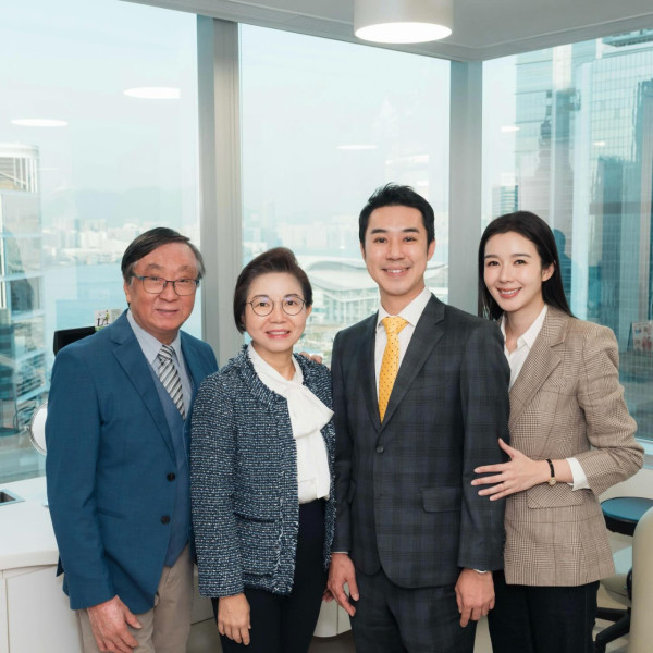 麥明詩哥哥女友竟是呢位落選港姐？合照企正C位融入家中 IG一細節露出破綻