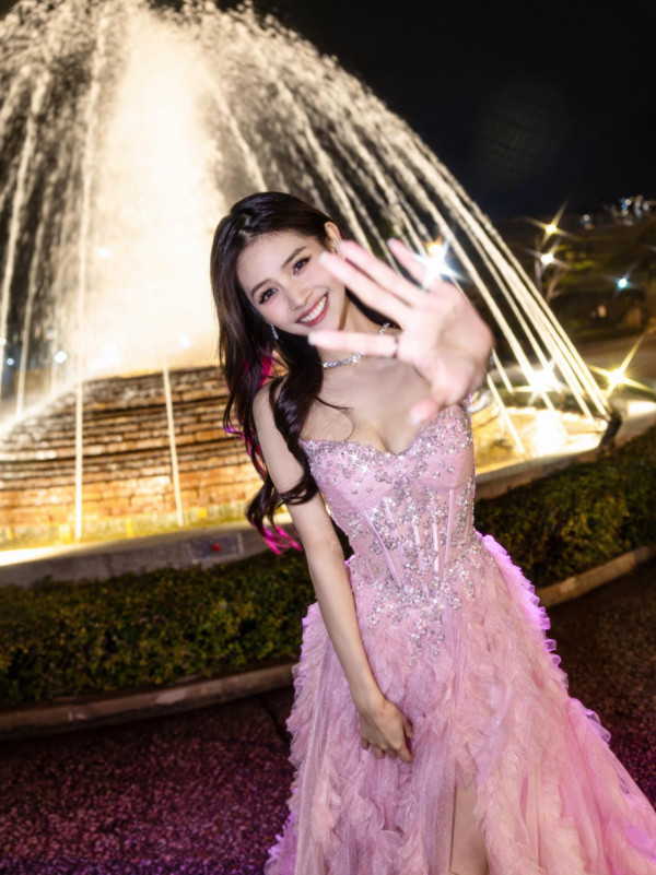 麥明詩哥哥女友竟是呢位落選港姐？合照企正C位融入家中 IG一細節露出破綻