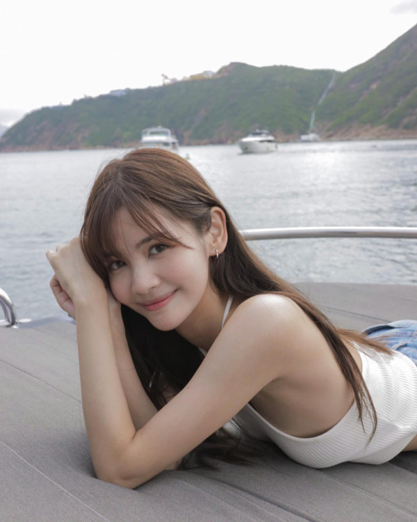 麥明詩哥哥女友竟是呢位落選港姐？合照企正C位融入家中 IG一細節露出破綻