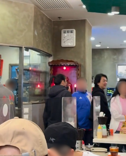 鄭伊健蒙嘉慧激罕現身被野生捕獲！婉拒合照仍獲讚親民 一舉動護妻超恩愛