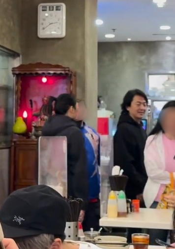 鄭伊健蒙嘉慧激罕現身被野生捕獲！婉拒合照仍獲讚親民 一舉動護妻超恩愛