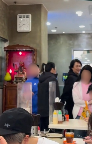 鄭伊健蒙嘉慧激罕現身被野生捕獲！婉拒合照仍獲讚親民 一舉動護妻超恩愛