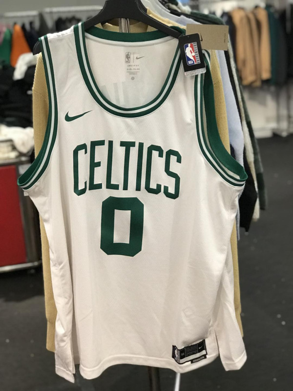 銅鑼灣時代廣場馬拉松開倉低至2折！adidas/Nike/new balance/arena運動鞋特賣！指定品牌買2送1！