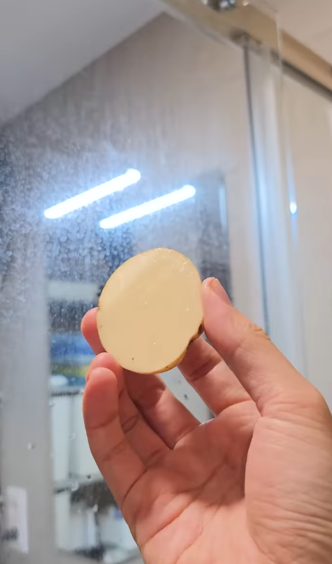 外國主婦實測「薯仔擦玻璃」奇招！水垢秒消失變新一樣　錫紙擦水龍頭效果嚇窒你