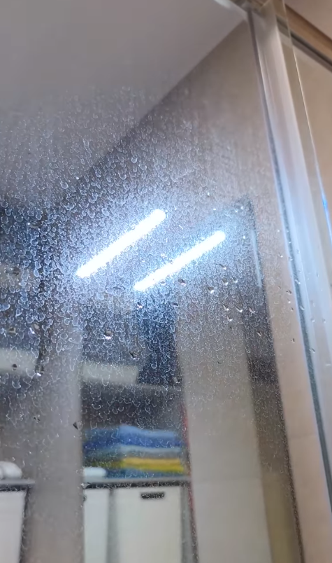 外國主婦實測「薯仔擦玻璃」奇招！水垢秒消失變新一樣　錫紙擦水龍頭效果嚇窒你