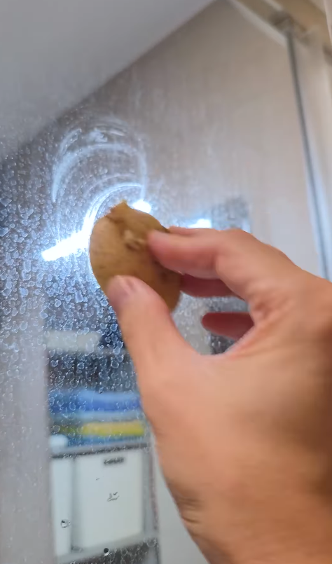 外國主婦實測「薯仔擦玻璃」奇招！水垢秒消失變新一樣　錫紙擦水龍頭效果嚇窒你