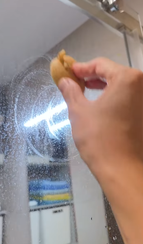 外國主婦實測「薯仔擦玻璃」奇招！水垢秒消失變新一樣　錫紙擦水龍頭效果嚇窒你