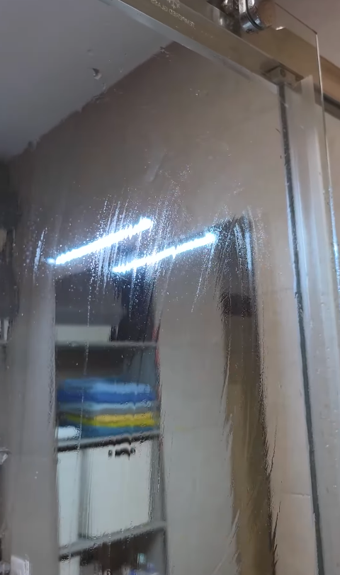 外國主婦實測「薯仔擦玻璃」奇招！水垢秒消失變新一樣　錫紙擦水龍頭效果嚇窒你