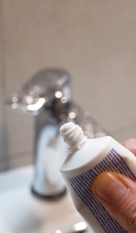 外國主婦實測「薯仔擦玻璃」奇招！水垢秒消失變新一樣　錫紙擦水龍頭效果嚇窒你