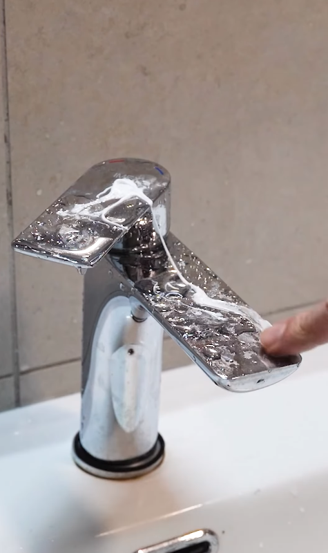 外國主婦實測「薯仔擦玻璃」奇招！水垢秒消失變新一樣　錫紙擦水龍頭效果嚇窒你