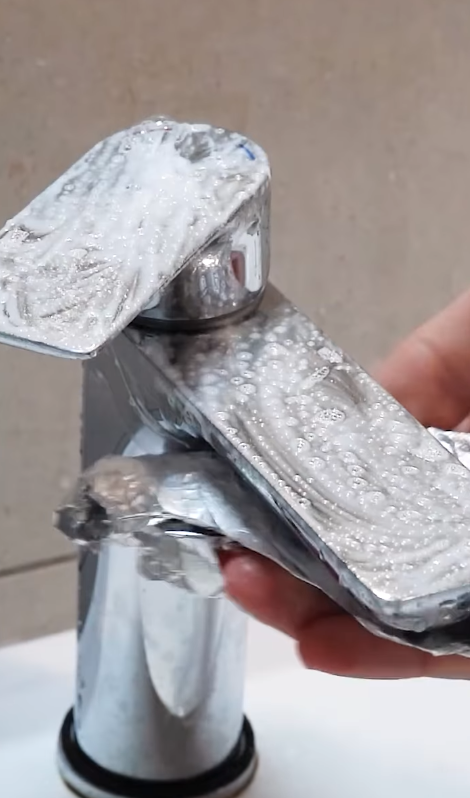 外國主婦實測「薯仔擦玻璃」奇招！水垢秒消失變新一樣　錫紙擦水龍頭效果嚇窒你