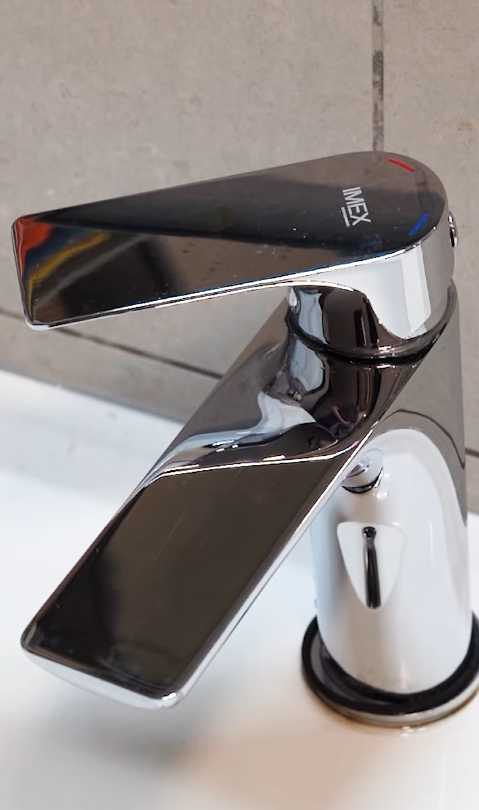 外國主婦實測「薯仔擦玻璃」奇招！水垢秒消失變新一樣　錫紙擦水龍頭效果嚇窒你