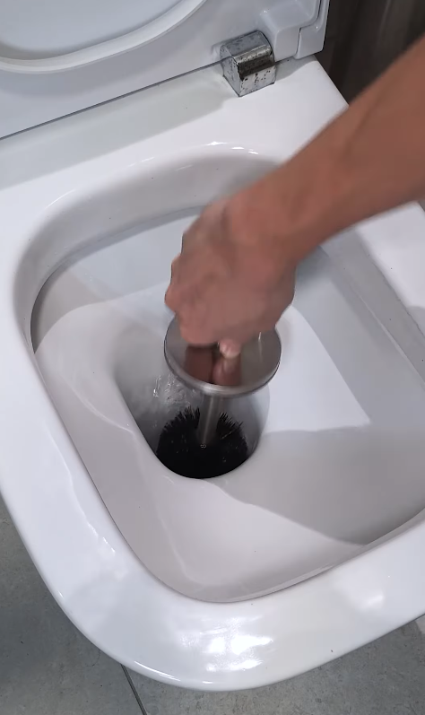 外國主婦實測「薯仔擦玻璃」奇招！水垢秒消失變新一樣　錫紙擦水龍頭效果嚇窒你