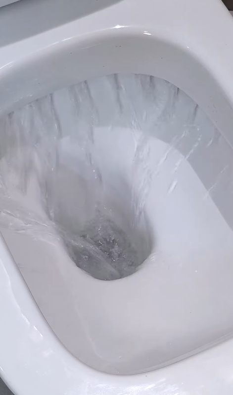 外國主婦實測「薯仔擦玻璃」奇招！水垢秒消失變新一樣　錫紙擦水龍頭效果嚇窒你