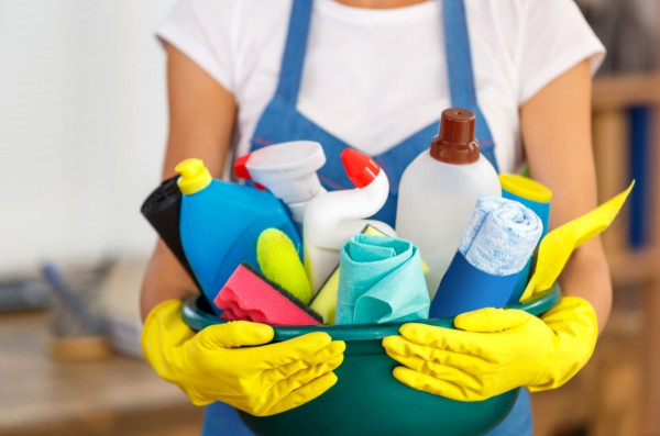 外國主婦實測「薯仔擦玻璃」奇招！水垢秒消失變新一樣　錫紙擦水龍頭效果嚇窒你