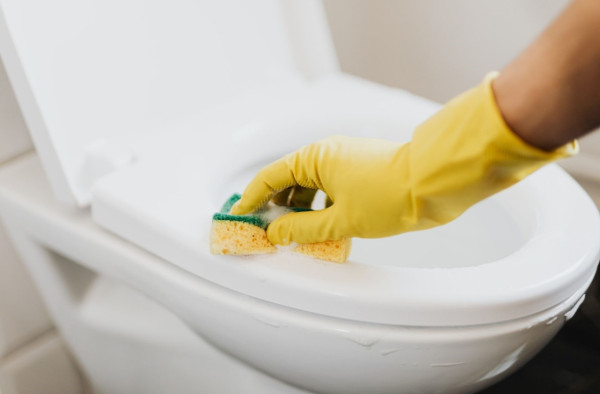 外國主婦實測「薯仔擦玻璃」奇招！水垢秒消失變新一樣　錫紙擦水龍頭效果嚇窒你