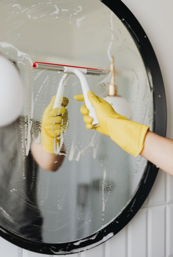 外國主婦實測「薯仔擦玻璃」奇招！水垢秒消失變新一樣　錫紙擦水龍頭效果嚇窒你