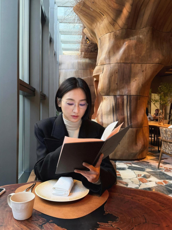 高海寧39歲生日獲TVB董事局高層現身慶生！合照排場十足證明地位今非昔比