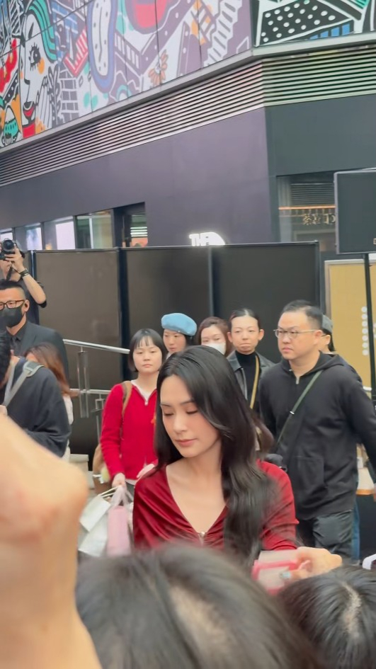 44歲阿嬌鍾欣潼無濾鏡生圖驚艷全網！零瑕疵神顏完勝精修圖獲讚「真人靚100倍」