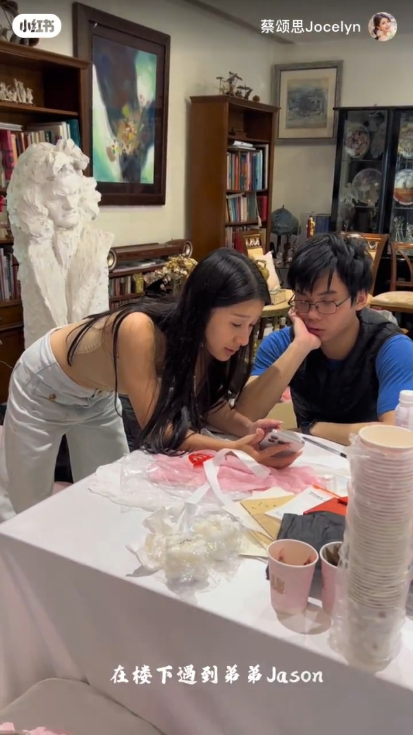 富三代女藝人山頂豪宅內貌激罕曝光！大廳放滿古董格局如皇宮奢華極震撼