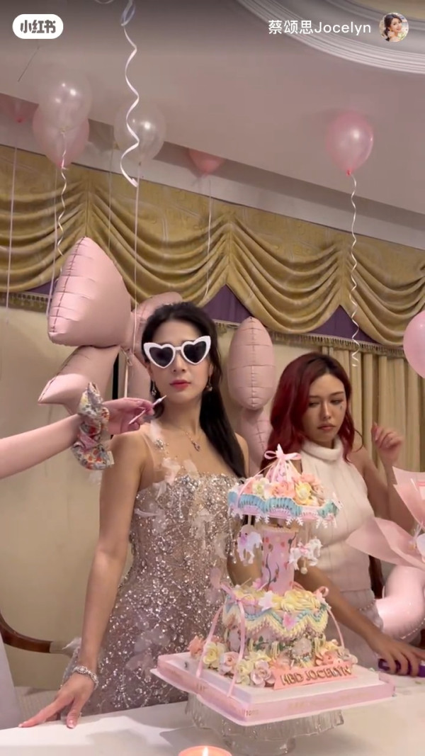 富三代女藝人山頂豪宅內貌激罕曝光！大廳放滿古董格局如皇宮奢華極震撼