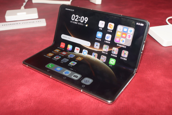 HUAWEI Mate X7 實機上手 展開僅 4.5mm 挑戰物理極限 「紅楓原色」鏡頭實測摺機界唯一「可變光圈」